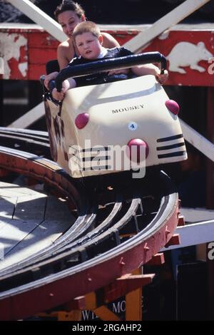 Passagers des montagnes russes en bois Wild Mouse à Blackpool Pleasure Beach, Lancashire, Angleterre, Royaume-Uni. Vers les années 1990 Banque D'Images