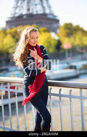 Belle jeune fille en écharpe rouge un jour d'automne à Paris Banque D'Images