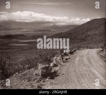 1940s Afrique de l'est - la Grande Vallée du Rift, de l'escarpement de Limuru, Kenya Photographie d'un officier de recrutement de l'armée britannique en poste en Afrique de l'est et au Moyen-Orient pendant la Seconde Guerre mondiale Banque D'Images