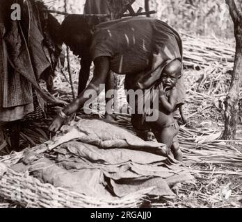 1940s Afrique de l'est Ouganda - culture et transformation du tabac Photographie d'un officier de recrutement de l'armée britannique en poste en Afrique de l'est et au Moyen-Orient pendant la Seconde Guerre mondiale Banque D'Images