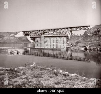 1940s Afrique de l'est - Ouganda - le pont ferroviaire du lac Jinja Victoria Photographie d'un officier de recrutement de l'armée britannique en poste en Afrique de l'est et au Moyen-Orient pendant la Seconde Guerre mondiale Banque D'Images