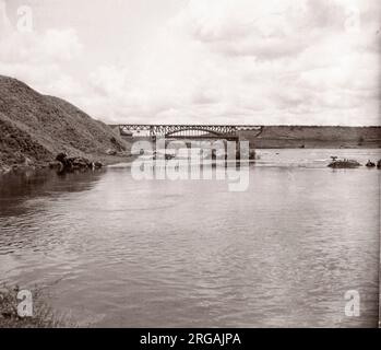 1940s Afrique de l'est - Ouganda - le pont ferroviaire du lac Jinja Victoria Photographie d'un officier de recrutement de l'armée britannique en poste en Afrique de l'est et au Moyen-Orient pendant la Seconde Guerre mondiale Banque D'Images