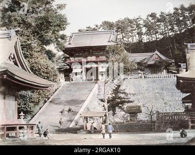 Photographie du XIXe siècle - Japon - du studio du Baron Raimund von Stillfried. Temple Tsurugaoka-Hachiman à Kamakura. Image originale de Felix, Felice, Beato. Les deux figures assises sur les marches sont considérées comme Beato et son ami Charles Wirgman. Banque D'Images