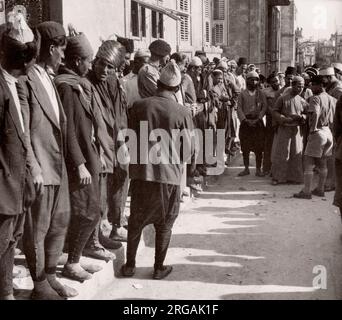 1943 Moyen-Orient Syrie - scène à Alep - l'armée britannique recrute - principalement kurde Photographie d'un officier de recrutement de l'armée britannique stationné en Afrique de l'est et au Moyen-Orient pendant la Seconde Guerre mondiale Banque D'Images