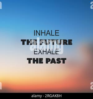 Inspirez l'avenir exhalez le passé - citation inspirante, slogan, dire sur un arrière-plan abstrait flou Illustration de Vecteur