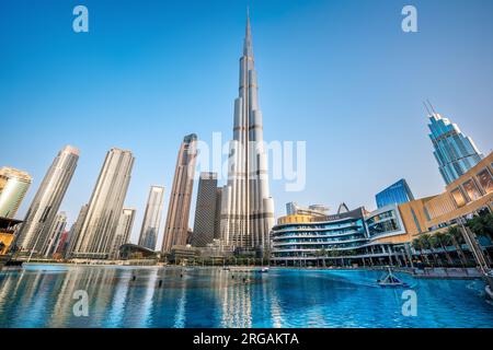 DUBAÏ, Émirats arabes Unis - 27 juin 2023 le célèbre burj khalifa au lever du soleil Banque D'Images