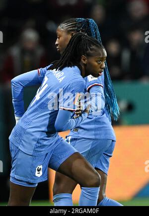 Adélaïde, Australie. 8 août 2023. La française Aissatou Tounkara (G) remplace sa coéquipière Kadidiatou Diani lors du match de la ronde de 16 entre la France et le Maroc à la coupe du monde féminine de la FIFA 2023 à Adélaïde, Australie, le 8 août 2023. Crédit : Li Yibo/Xinhua/Alamy Live News Banque D'Images