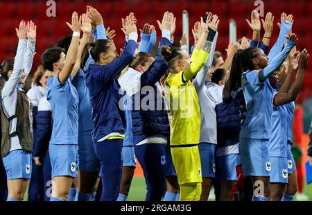 Adélaïde, Australie. 8 août 2023. Les joueuses de France reconnaissent les spectateurs après le match de la ronde de 16 entre la France et le Maroc à la coupe du monde féminine de la FIFA 2023 à Adélaïde, Australie, le 8 août 2023. Crédit : Ding Ting/Xinhua/Alamy Live News Banque D'Images