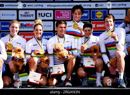 Les Suisses Stefan Bissegger, Stefan Kung, Mauro Schmid, Elise Chabbey, Nicole Koller et Marlen Reusser célèbrent sur le podium après avoir remporté la médaille d'or au relais mixte contre la montre par équipes lors de la sixième journée des Championnats du monde de cyclisme UCI 2023 à Glasgow. Date de la photo : mardi 8 août 2023. Banque D'Images