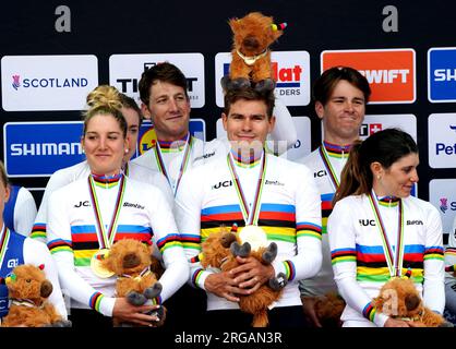 Les Suisses Stefan Bissegger, Stefan Kung, Mauro Schmid, Elise Chabbey, Nicole Koller et Marlen Reusser célèbrent sur le podium après avoir remporté la médaille d'or au relais mixte contre la montre par équipes lors de la sixième journée des Championnats du monde de cyclisme UCI 2023 à Glasgow. Date de la photo : mardi 8 août 2023. Banque D'Images