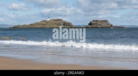 Vue du phare de Fidra, de l'île de Fidra depuis Yellowcraig Beach, Dirleton, East Lothian, Écosse, Royaume-Uni Banque D'Images