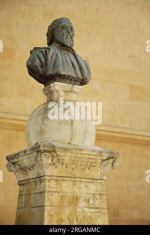 Buste et mémorial à Nicolas-Claude Fabri de Peiresc, Cathédrale St-Sauveur, Aix-en-Provence, Bouches-du-Rhône, Provence, France Banque D'Images