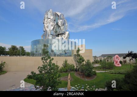 Parc des ateliers et bâtiment moderne Tour Luma 56m de haut par l'architecte Frank Gehry 2021 et sculpture Krause Gekröse par Franz West, Arles, Bouches-du- Banque D'Images