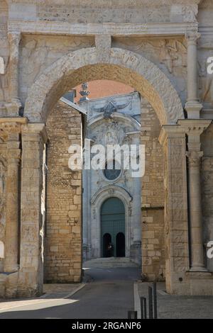 Vue à travers l'arc de triomphe gallo-romain porte Noire, Arc de triomphe à la porte ouverte de l'église de la cathédrale de St-Jean, Besançon, Doubs, France Banque D'Images