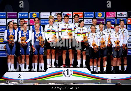 Les Suisses Stefan Bissegger, Stefan Kung, Mauro Schmid, Elise Chabbey, Nicole Koller et Marlen Reusser (groupe central) célèbrent sur le podium après avoir remporté la médaille d'or au Relais Mixte contre la montre par équipe aux côtés des Français Bruno Armirail, Remi Cavagna, Bryan Coquard, Audrey cordon-Ragot, Cedrine Kerbaol et Juliette Labous (groupe gauche), qui a remporté l'argent et les Allemands Miguel Heidemann, Jannik Steimle, Max Walscheid, Ricarda Bauernfeind, Lisa Klein et Franziska Koch, qui a remporté le bronze, au sixième jour des Championnats du monde de cyclisme UCI 2023 à Glasgow. Date de la photo : mardi 8 août 2023. Banque D'Images