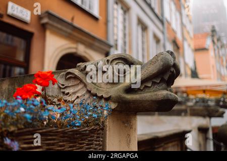 Sculptures en façade rue Mariaka - Impressions de Gdańsk (Danzig en allemand), une ville portuaire sur la côte baltique de la Pologne Banque D'Images