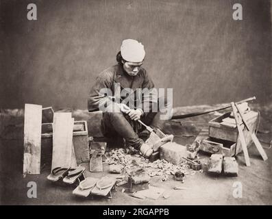 Photographie vintage du XIXe siècle : charpentier, fabricant de chaussures au travail, fabrication de chaussures en bois, Japon Banque D'Images