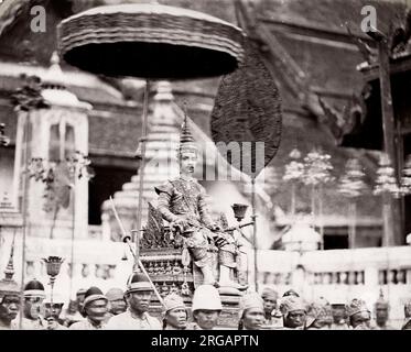 Photographie ancienne de la fin du XIXe siècle : Chulalongkorn, également connu sous le nom de Roi Rama V, roi de Siam, Thaïlande, en procession royale. Banque D'Images