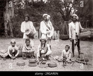 Les charmeurs de serpent et des tambours, l'Inde, c.1890 Banque D'Images