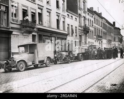 Photographie de la première Guerre mondiale d'époque - WWI : véhicules automobiles allemands à Bruxelles, occupation. Banque D'Images