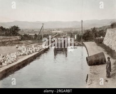 Photographie ancienne du XIXe siècle : Japon c.1880 - photo rare du chemin de fer incliné du lac Biwa sur le canal du lac Biwa. En raison de la différence d'altitude de 36 mètres entre le barrage en amont et son terminus, un avion incliné a été construit, ce qui a permis aux bateaux de se déplacer sur terre par l'utilisation d'une voiture plate sur laquelle ils ont été placés. Banque D'Images