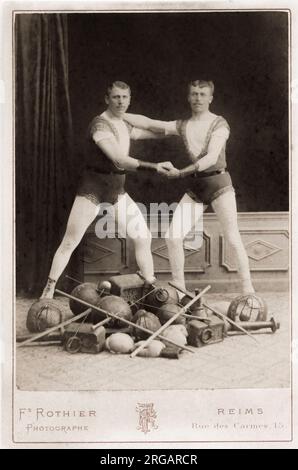 Photographie vintage du XIXe siècle : deux lutteurs, hommes forts avec leur équipement, plus tard carte d'armoire de l'époque victorienne. Banque D'Images