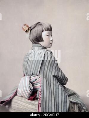 Jeune fille à Kimino montrant sa ceinture obi, Japon, vers 1890 photo vintage de la fin du 19e siècle Banque D'Images