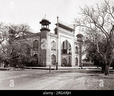 Passerelle vers le Taj Mahal, Agra, Inde c.1870's Banque D'Images