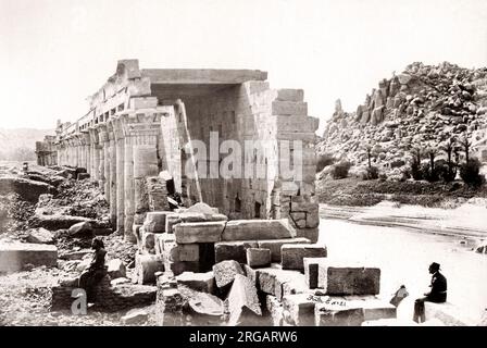 La colonnade de l'île de Philae, Egypte, 1857 Banque D'Images