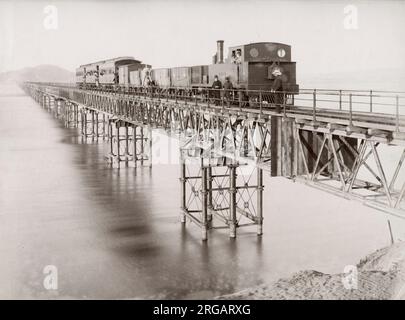 photographie du xixe siècle - train à vapeur sur un pont ferroviaire exceptionnellement long, vers 1900. La plaque sur le train indique « Concepcion » - l'emplacement est susceptible d'être en Amérique du Sud. Banque D'Images