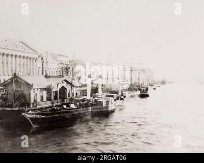 Photographie du XIXe siècle : l'Embankment anglais ou le quai anglais est une rue le long de la rive gauche de la rivière Bolshaya Neva, dans le centre de Saint-Pétersbourg. Banque D'Images