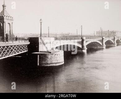 Photographie ancienne du XIXe siècle : Russie, Saint-Pétersbourg, le pont d'Annonciation - anciennement Blagoveschensky MOST; de 1855 à 1918 Pont Nikolaevsky, de 1918 à 2007 appelé Pont du lieutenant Schmidt, Banque D'Images