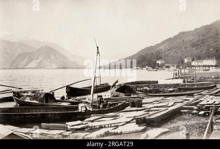 Photographie d'époque du XIXe siècle - bateaux sur le front de mer, Pallanza, Italie. Pallanza est un quartier de la commune italienne de Verbania. Il est situé dans la province de Verbano-Cusio-Ossola, sur la rive du lac majeur. c.1880. Banque D'Images