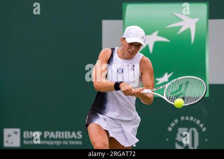 IgA Swiatek en action lors du match de premier tour BNP Paribas Warsaw Open - WTA 250 entre IgA Swiatek (Pologne) et Nigina Abduraimova (Ouzbékistan) à Varsovie.Note finale ; IgA Swiatek 2:0 (6:4, 6:3) Nigina Abduraimova. Banque D'Images