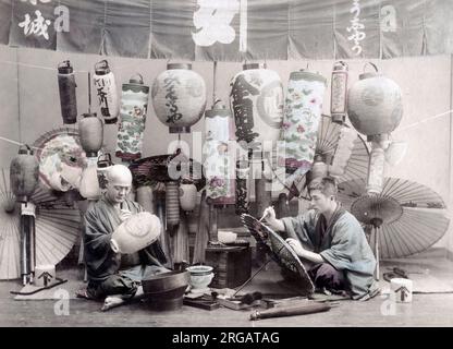 Fabricant de parapluies et lanternes en papier, Japon, c.1890 photo ancienne de la fin du 19th siècle Banque D'Images