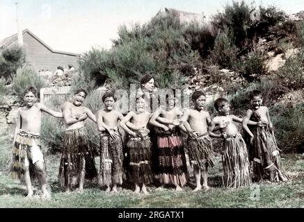 C.1900 Nouvelle-zélande - garçons maoris dans l'herbe jupes Banque D'Images