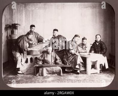 Photographie vintage de la fin du XIXe siècle : groupe d'hommes chinois assis, musicien, Chine. Banque D'Images