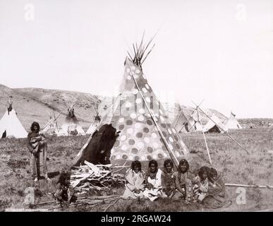 Photographie vintage de la fin du XIXe siècle : campement de pied-de-noir natif de l'Amérique, Canada Banque D'Images