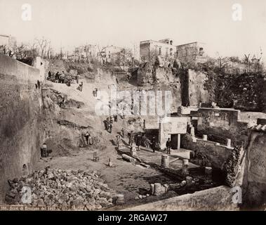 Photographie vintage du 19th siècle - excation archéologique des ruines d'Herculanum, Italie, 1869. Située dans la commune moderne d'Ercolano, Campanie, Italie, la ville a été détruite et enterrée sous la cendre volcanique et la pierre ponce dans l'éruption du Vésuve en 79 AD. Banque D'Images