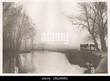 Photographie du 19e siècle/1900 par Peter Henry Emerson. Emerson était un écrivain et photographe britannique. Ses photographies sont des exemples précoces de la promotion de la photographie directe comme forme d'art. Il est connu pour prendre des photos qui ont exposé des cadres ruraux et pour ses disputes avec l'établissement photographique au sujet du but et de la signification de la photographie. Scène de la banque Rivweer, Norfolk ? Banque D'Images