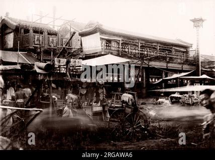 Scène de rue animée, Chine, vers 1900, probablement Pékin, Pékin. Banque D'Images