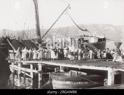 c.1900 photo d'époque, Antilles : chargement d'un bateau à vapeur avec du charbon à St Thomas. Banque D'Images