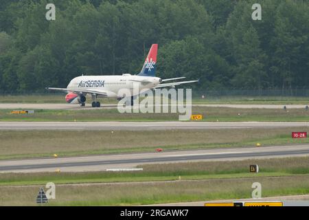 Zurich, Suisse, le 19 mai 2023 l'Airbus A319-132 de YU-APA Air Serbia fait marche arrière sur la piste 10 Banque D'Images