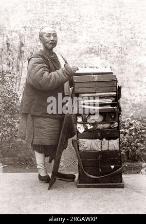 c.1890 Chine - types et métiers chinois - vendeurs de rue - vêtements et tissus Banque D'Images