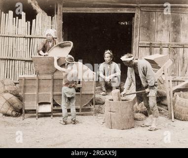 Photographie du XIXe siècle : agriculture, agriculture, transformation alimentaire, riz pilant - le dernier nettoyage à l'aide de ventilateurs, Japon. Banque D'Images