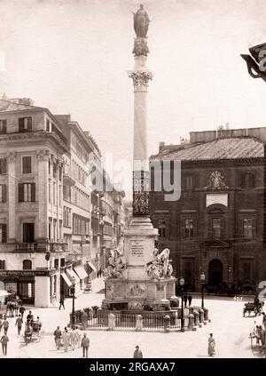 Photo ancienne de la fin du XIXe siècle : Piazza di Spagna, Rome, Italie, piétons. Banque D'Images