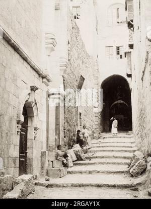 Photographie vintage du 19th siècle : rue à Jérusalem, Terre Sainte, Palestine, Israël moderne, avec la maison de St Veronica. Banque D'Images