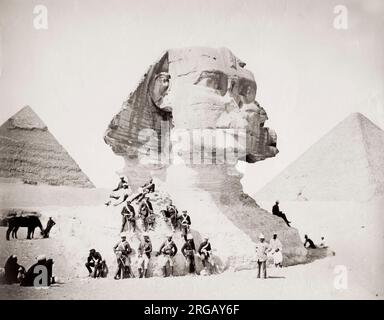 Photographie ancienne du XIXe siècle : soldats britanniques au Sphinx et aux côtés des pyramides de Gizeh, en Égypte. Banque D'Images