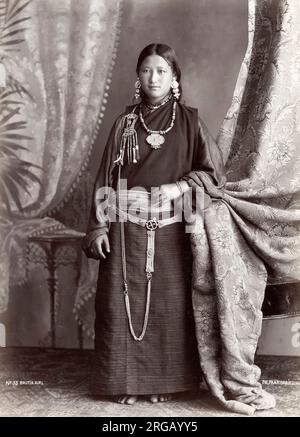 Photographie vintage du 19th siècle - Bhutia fille. Les Bhutia constituent une majorité de la population du Bhoutan, où ils vivent principalement dans les régions occidentale et centrale du pays, et forment des minorités au Népal et en Inde, en particulier dans l'État indien de Sikkim; l'emplacement probable de cette image. Banque D'Images