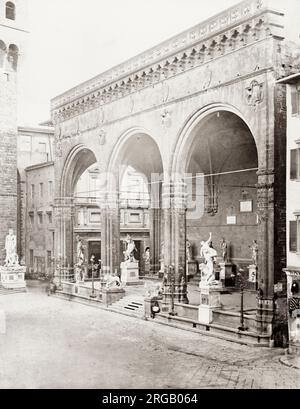 Photographie d'époque du 19th siècle : la Loggia dei Lanzi, également appelée la Loggia della Signoria, est un bâtiment situé à l'angle de la Piazza della Signoria à Florence, en Italie, à côté de la Galerie des Offices. Image c.1890. Banque D'Images